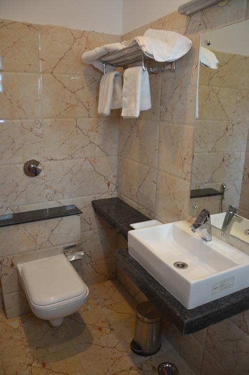 Hotel Park Plaza Varanasi Room photo