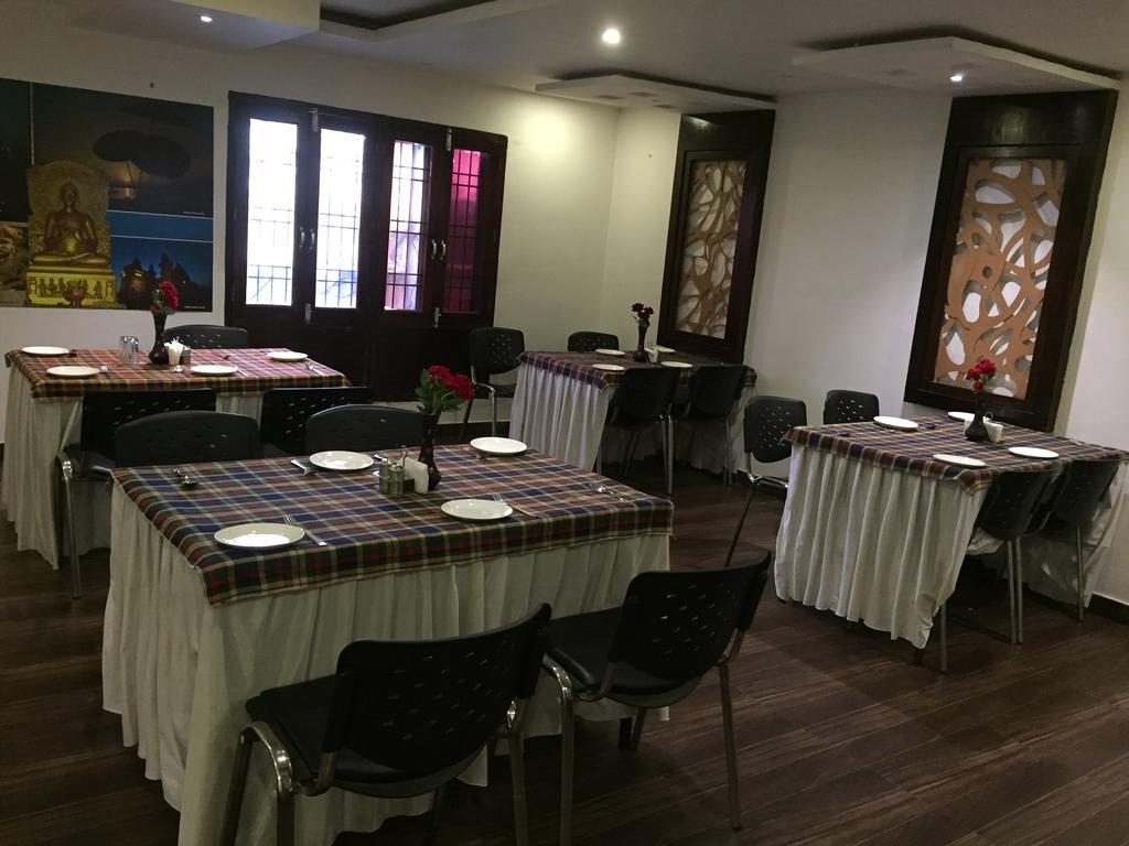 Hotel Park Plaza Varanasi Exterior photo