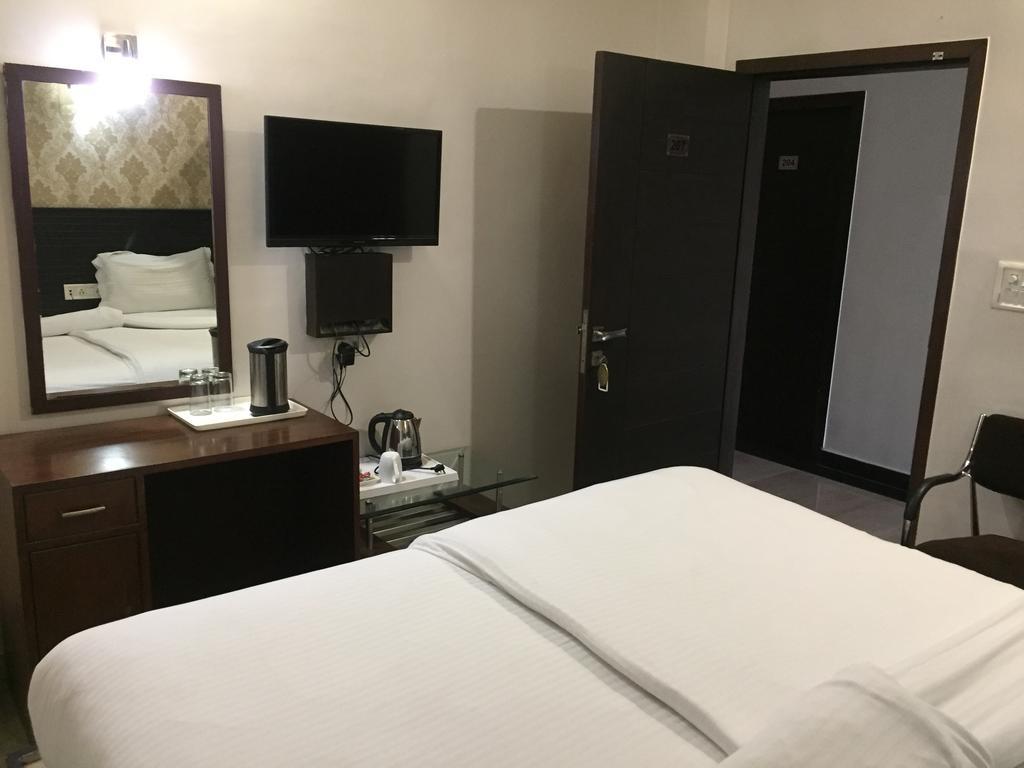 Hotel Park Plaza Varanasi Exterior photo